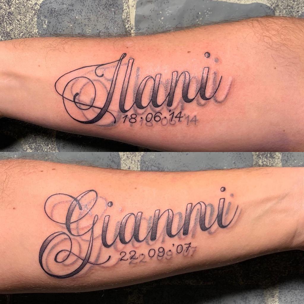 Twee namen 'Ilani' en 'Gianni' met geboortedata in sierlijk schrift op onderarmen.