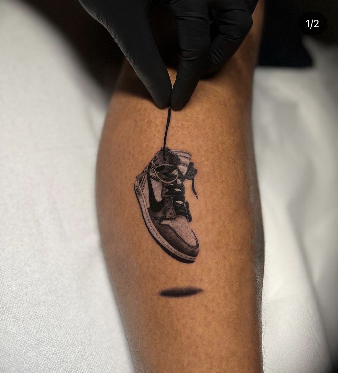 Realistische Nike Air Jordan sneaker hangend aan veter op onderbeen.