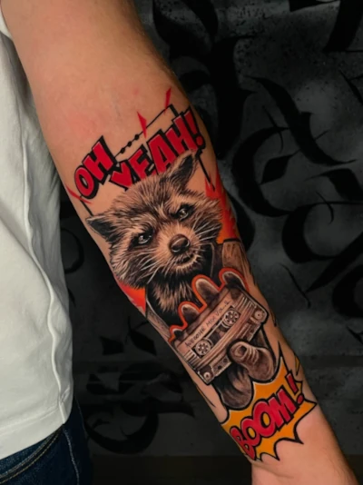 Neo-traditionele Rocket Raccoon met cassette en comic tekst op onderarm.