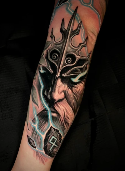Realistische tattoo van een Noorse god met helm, baard, bliksem en een rune.