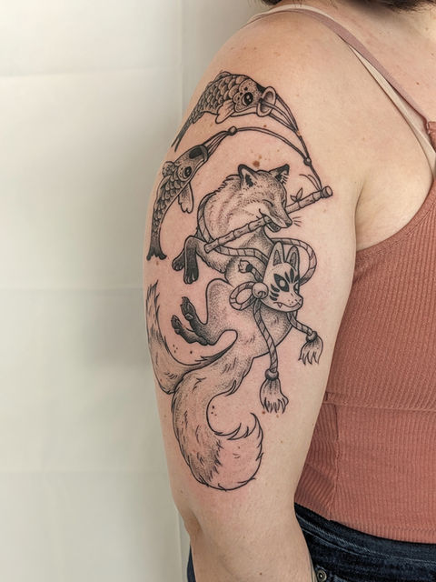 Illustratieve tattoo van een vos met een kitsune masker en vissen aan een hengel.