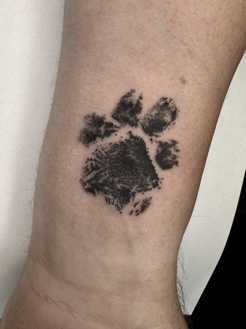 Realistische hondenpoot afdruk op enkel