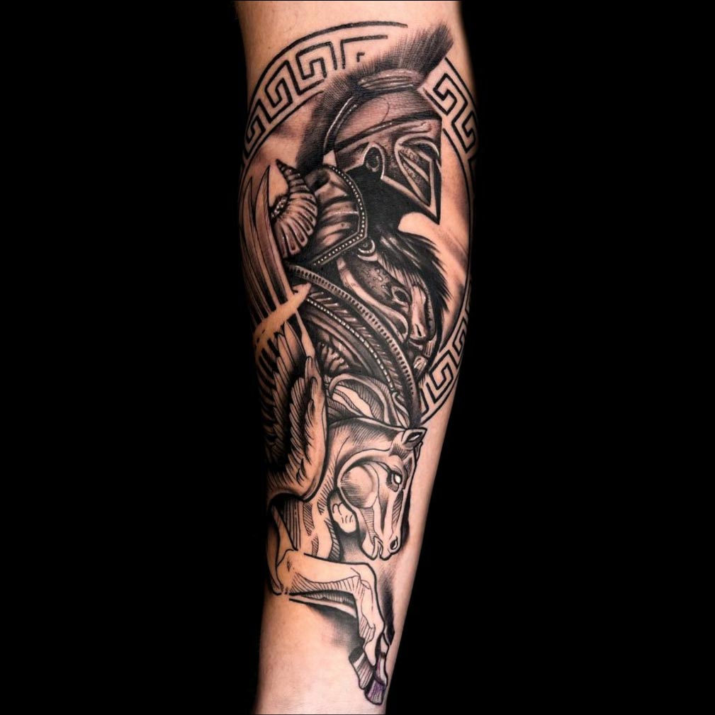 Blackwork tattoo van een Spartaanse krijger op een gevleugeld paard (Pegasus).