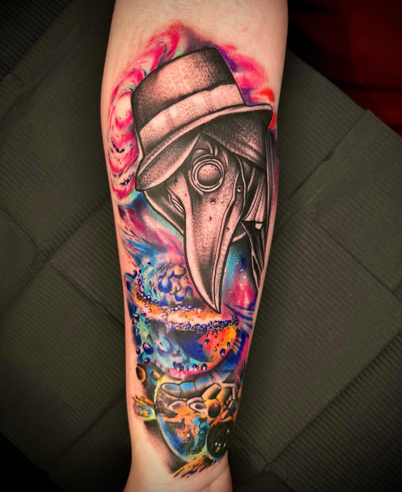 Pestdokter met hoed in blackwork, met een kleurrijke galaxy achtergrond.