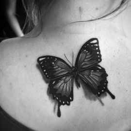 Realistische 3D vlinder tattoo op de bovenrug.