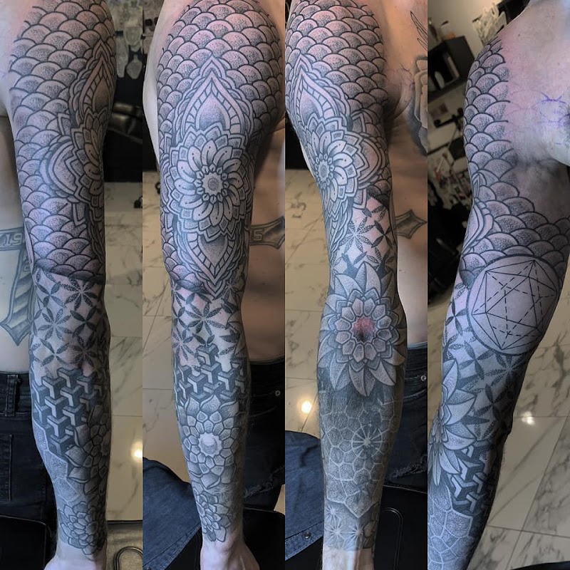 Grote geometrische dotwork sleeve met mandala's en patronen.