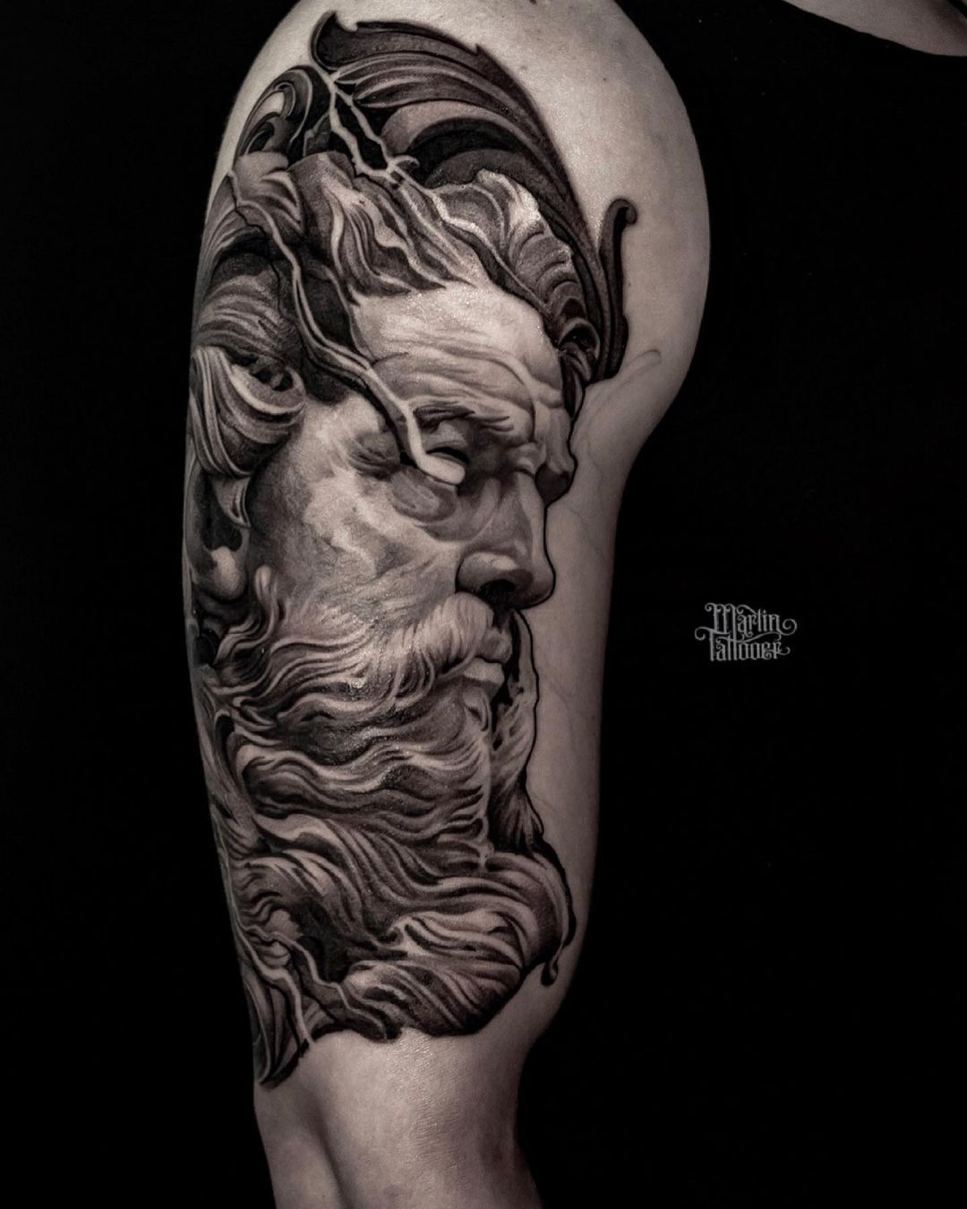 Realistisch portret van een Griekse god (Zeus/Poseidon) op de bovenarm.