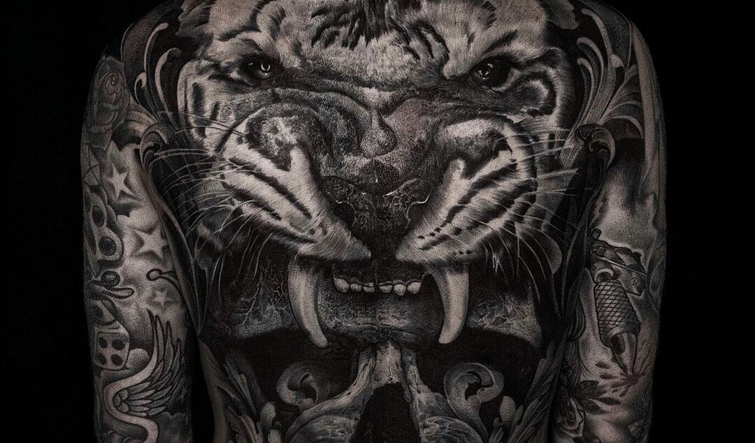 Groot, realistisch zwart-wit rugstuk van een brullende tijgerkop.