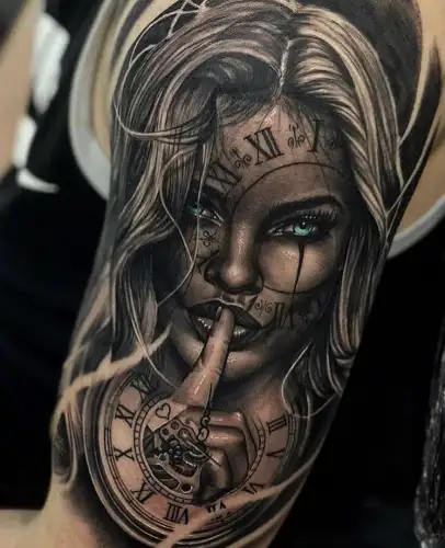 Realistisch portret van een vrouw met klok en vinger voor de mond.