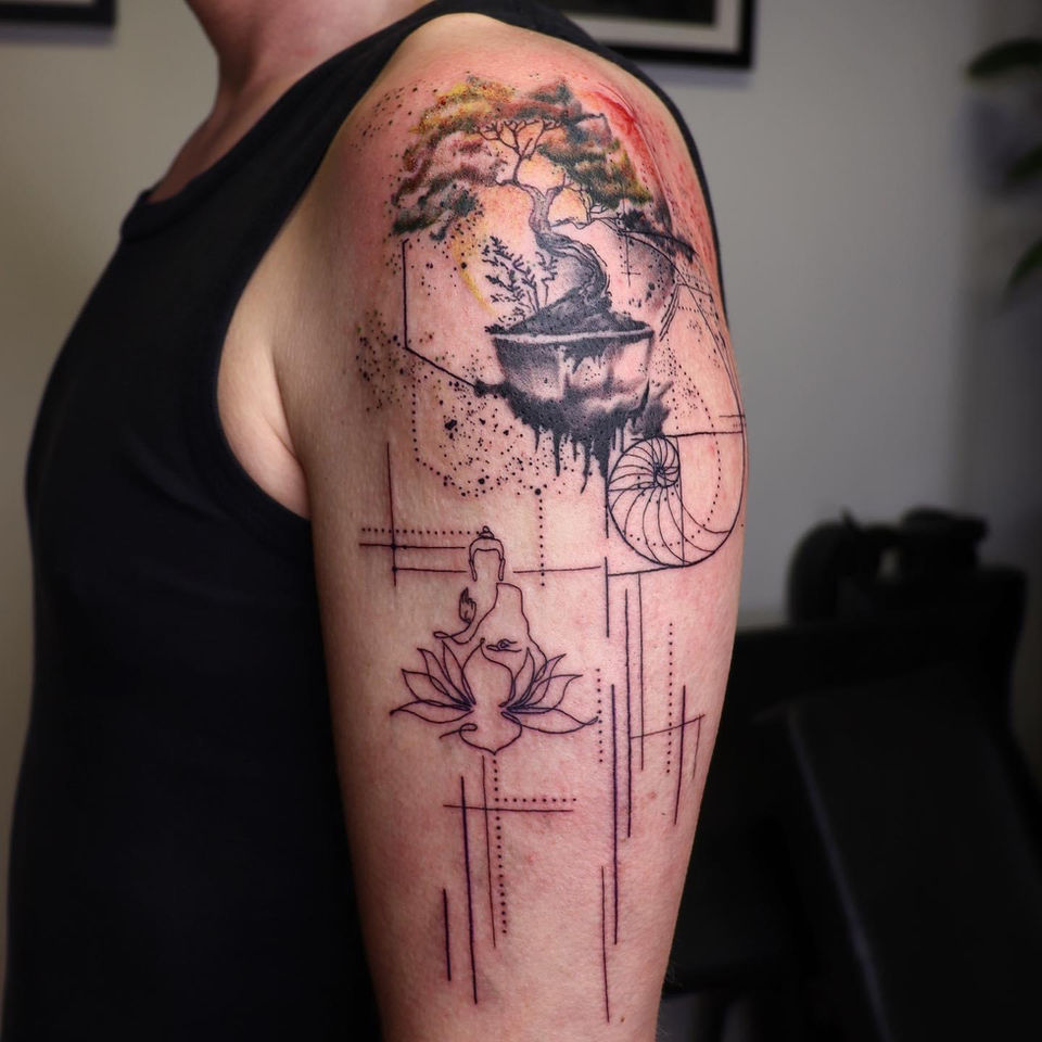 Geometrische bonsai en Boeddha tattoo op bovenarm.