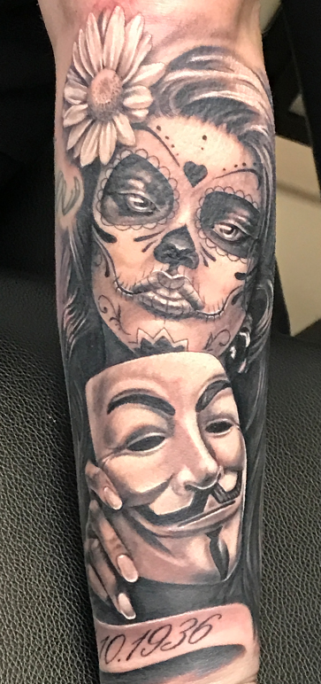 Black & grey tattoo van een Day of the Dead vrouw met een Guy Fawkes masker.