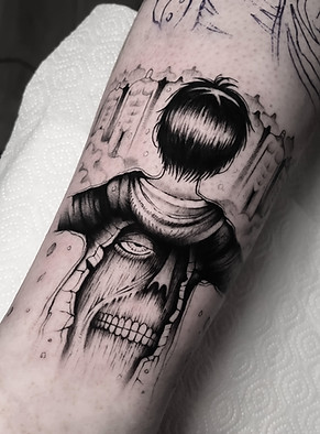 Attack on Titan tattoo, Eren en de Colossal Titan in de muur.