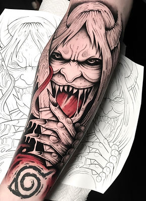 Japanse Hannya masker tattoo met Naruto symbool op onderarm.