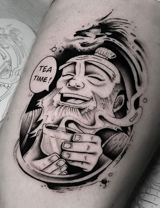 Blackwork tattoo van Iroh uit Avatar die thee drinkt met een draak.
