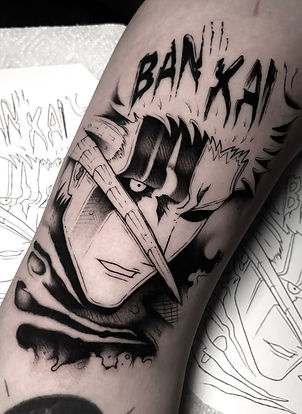 Blackwork tattoo van Ichigo Kurosaki in Bankai vorm met tekst.