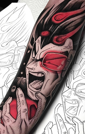 Close-up van een Dragon Ball Z tattoo van Vegeta met rode energie.