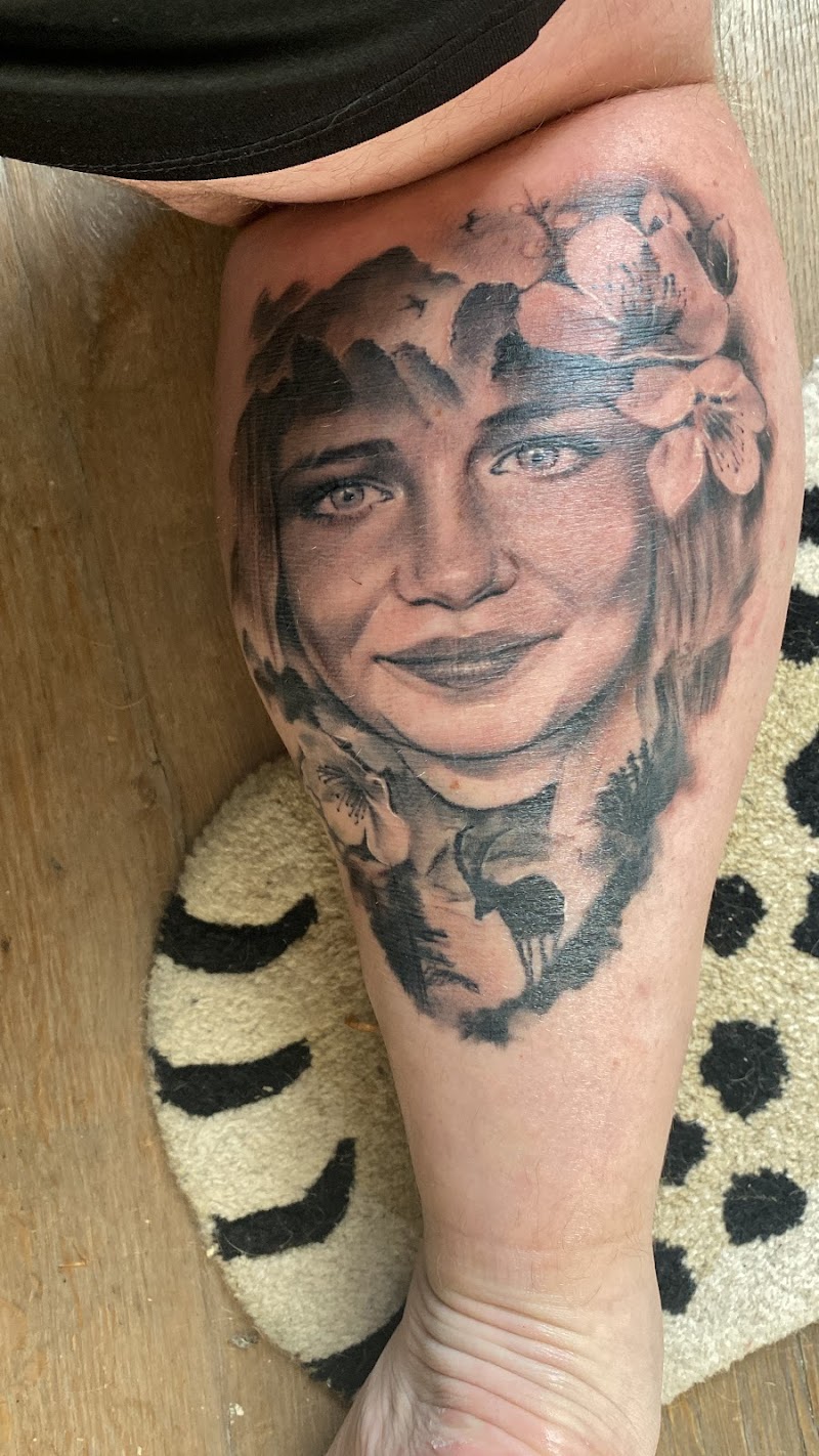 Realistisch portret van een vrouw met bloemen en een hert in een landschap.