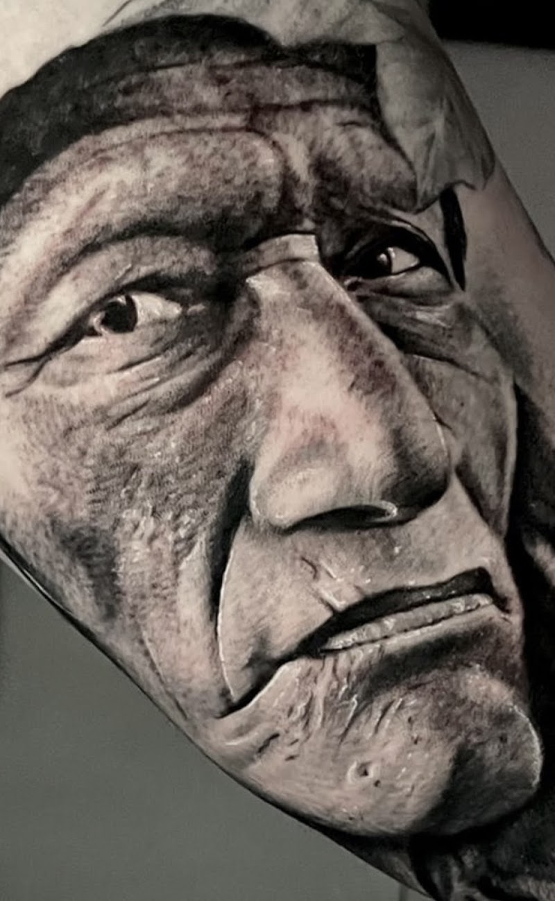 Realistisch portret van een oudere inheemse man in zwart-wit.