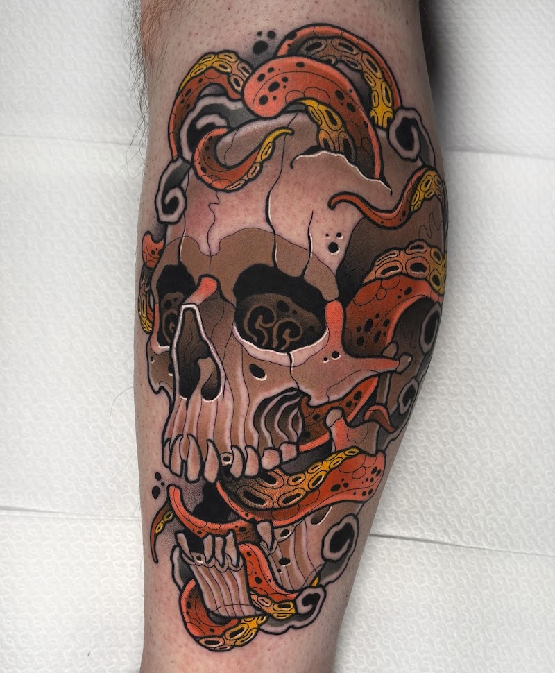 Neo-traditional schedel met oranje tentakels op onderbeen.