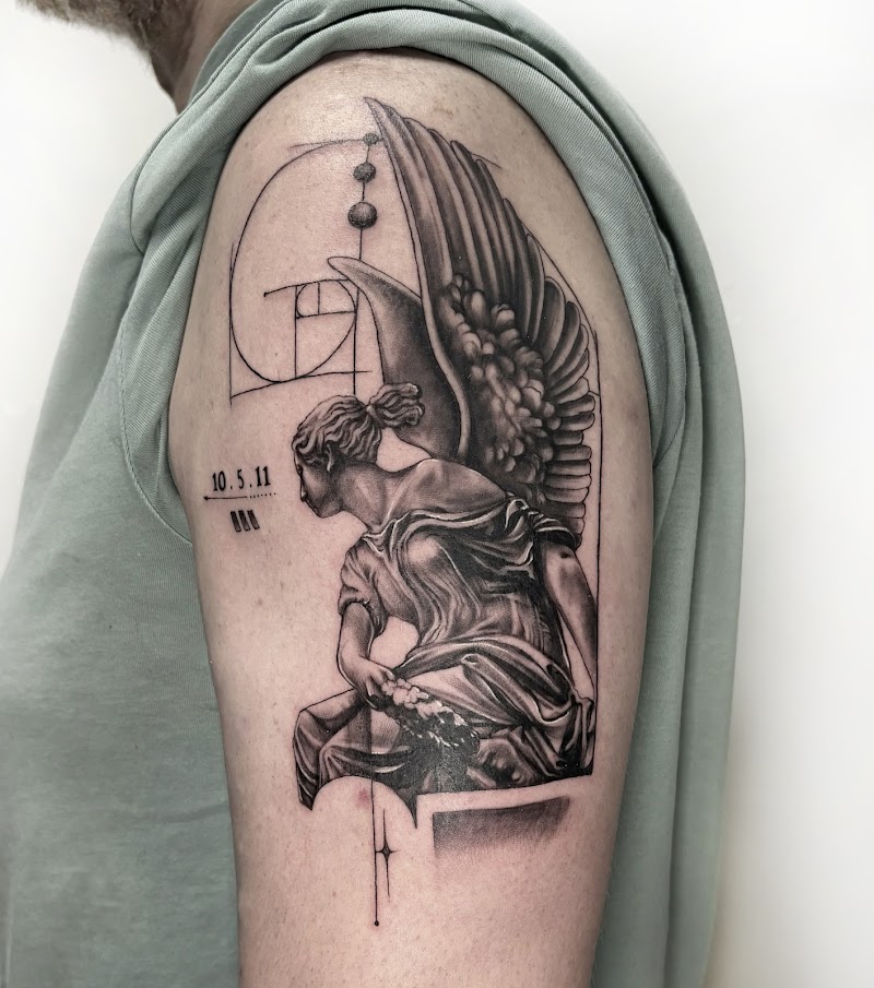 Realistische engel standbeeld met gulden snede en datum op bovenarm.