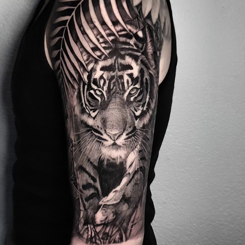 Realistische zwart-wit tijger in jungle op bovenarm.