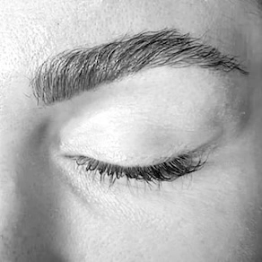 Close-up van een cosmetische wenkbrauw tattoo (microblading/powder brows).