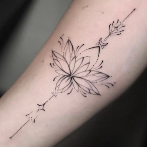 Fineline lotusbloem met ornamenten en maan op onderarm.
