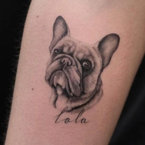Realistisch portret van een Franse bulldog met de naam 'Lola' in sierletters.