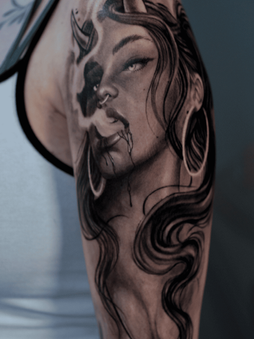 Realistisch portret van een rokende vrouw met hoorns op de bovenarm.