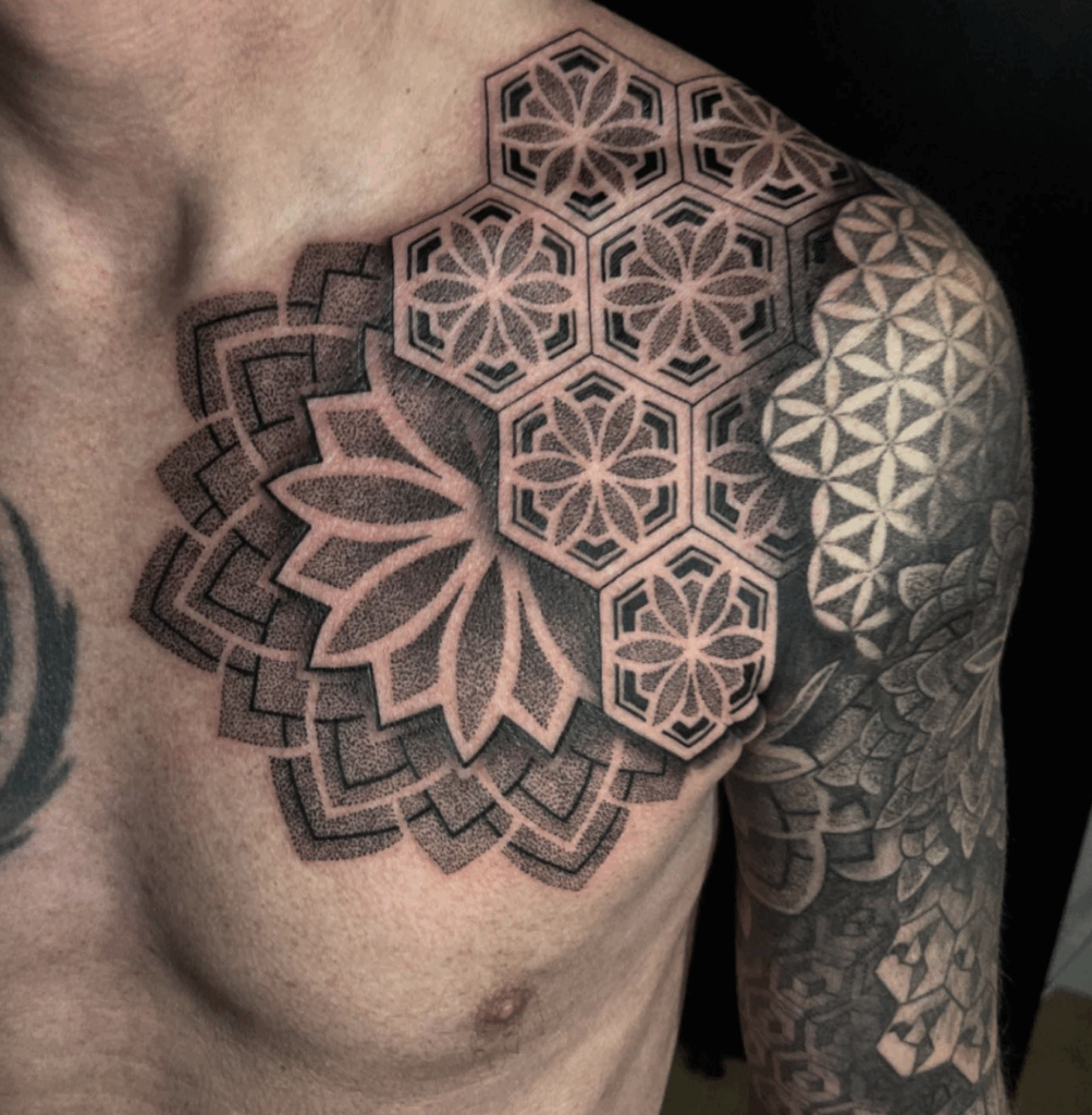 Geometrische mandala en hexagon tattoo op borst en schouder.
