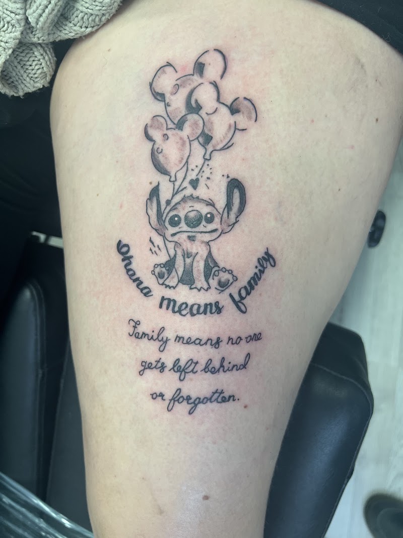 Stitch met Mickey ballonnen en 'Ohana means family' tekst.