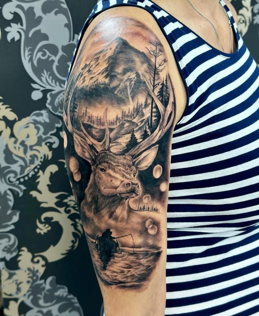 Realistisch hert met gewei, bergen en visser op bovenarm.