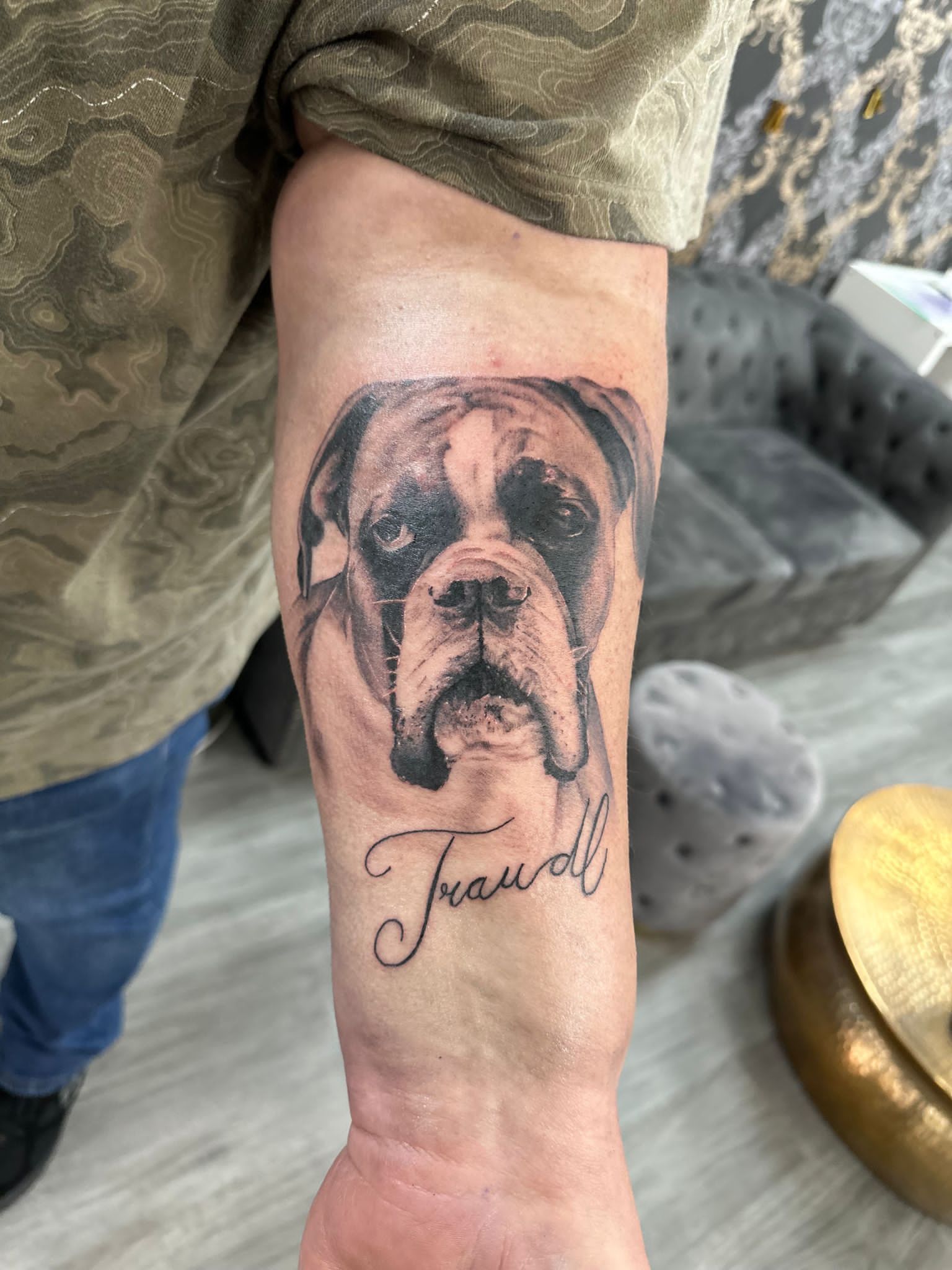 Realistisch portret van een boxer hond met de naam 'Traudl' eronder.