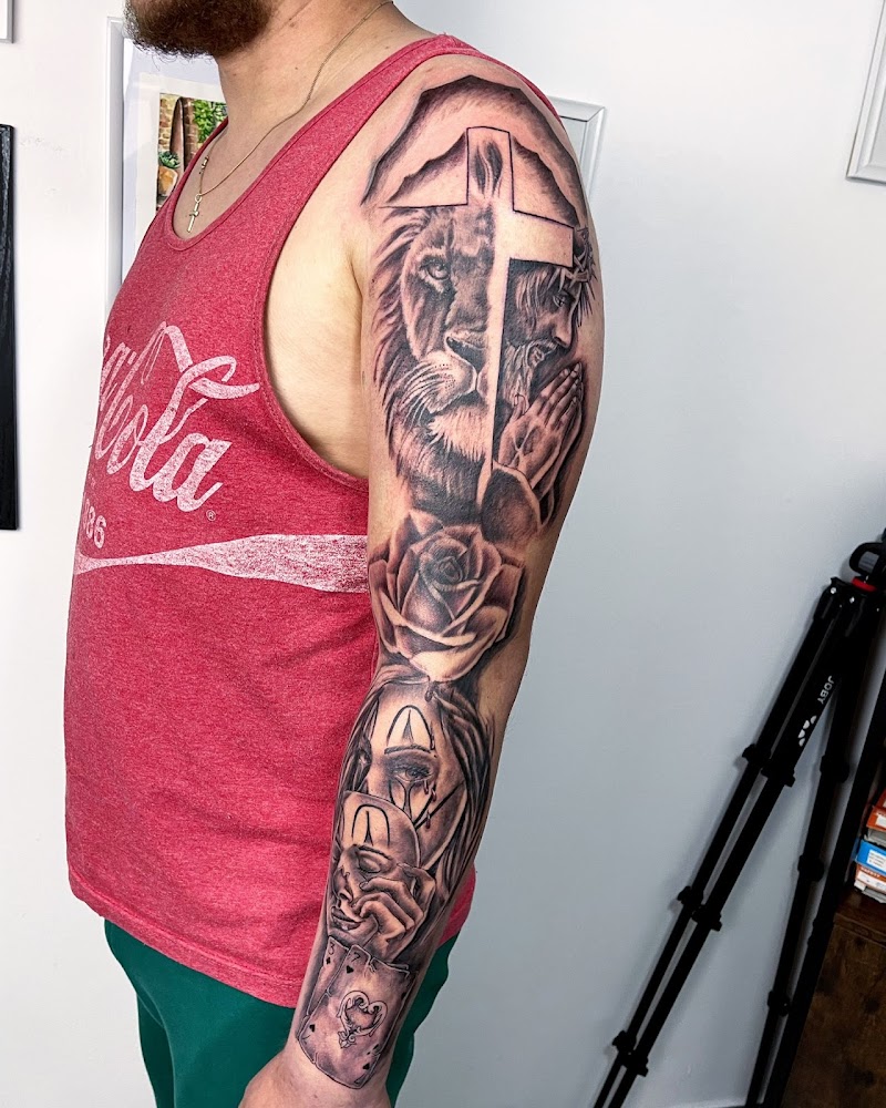 Gedetailleerde zwart-wit sleeve met leeuw, Jezus, roos en vrouw met masker.