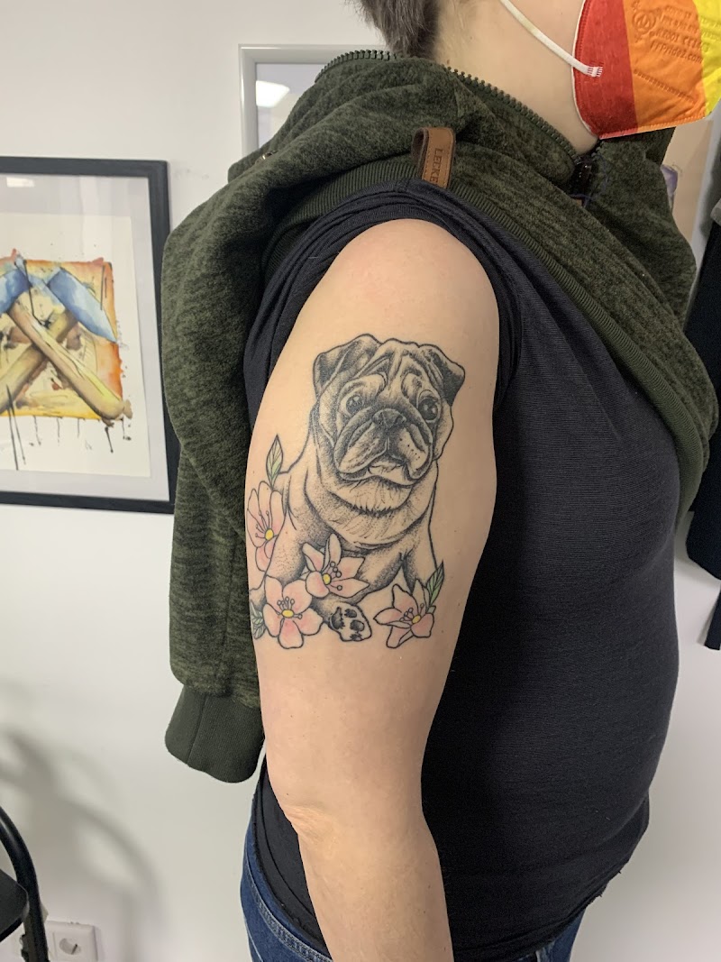 Illustratieve mopshond met roze bloemen op de bovenarm.