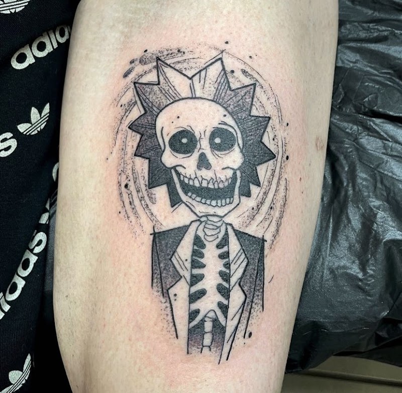Illustratieve Rick Sanchez skelet tattoo in pak op bovenbeen.