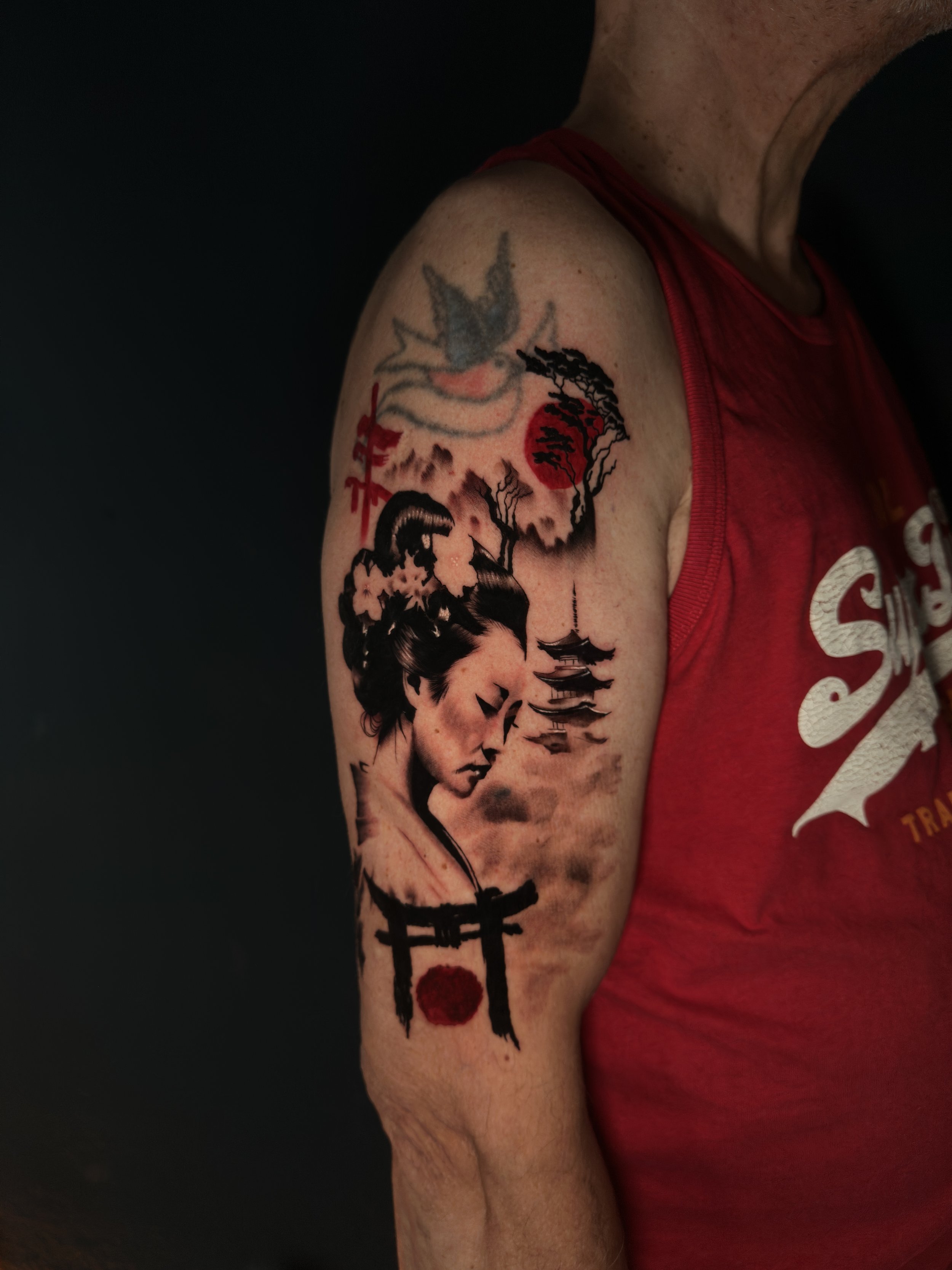 Japanse geisha met tempel en rode zon op bovenarm.