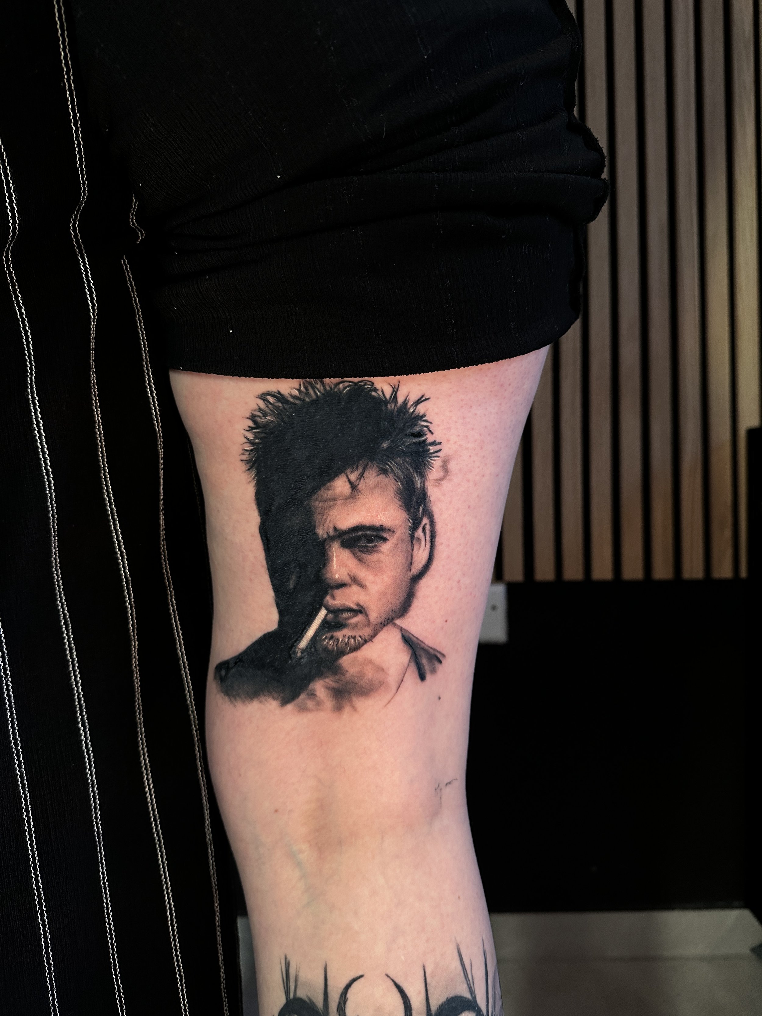 Realistisch portret van Tyler Durden (Brad Pitt) met sigaret op bovenarm.