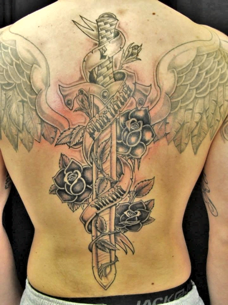 Grote rugtattoo van een zwaard met rozen, een spandoek en vleugels.