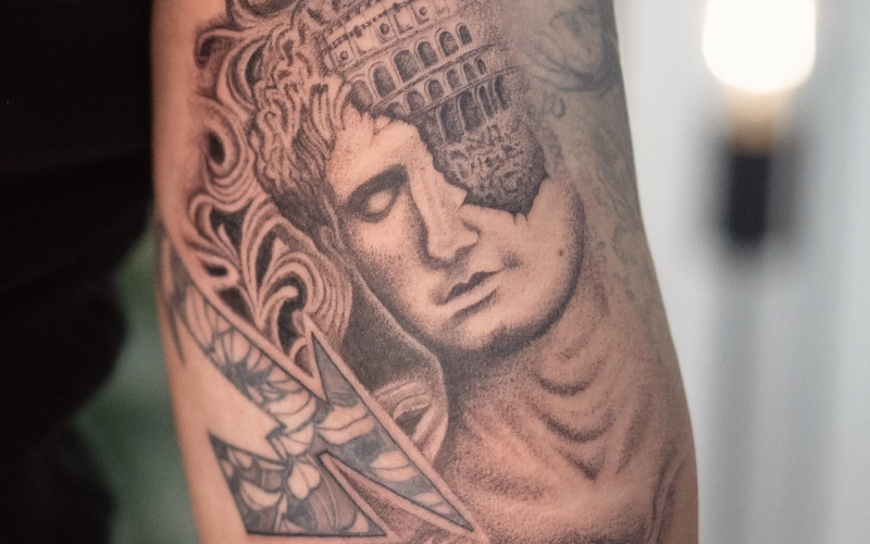 Realistisch portret met Colosseum in het hoofd en bliksemschicht.