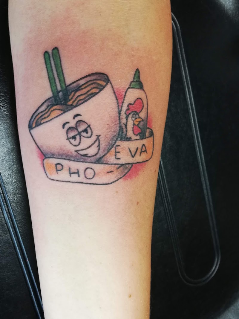 Cartoon pho kom met gezicht, sriracha fles en 'PHO-EVA' banner.