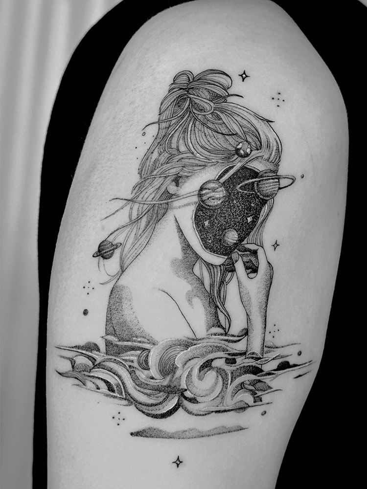 Dotwork tattoo van vrouw met sterrenstelsel gezicht en planeten in golven.