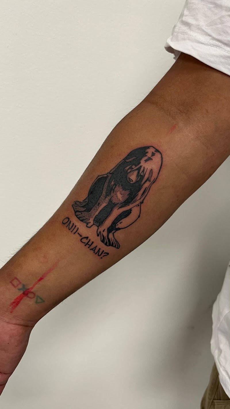 Blackwork tattoo van Nina Tucker chimera met 'ONII-CHAN?' tekst.