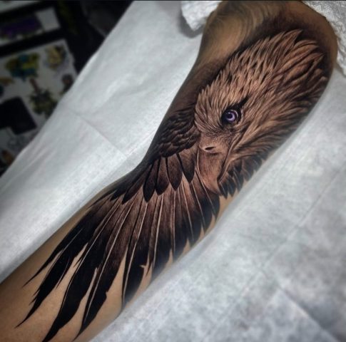 Realistische adelaar met vleugel op bovenarm.