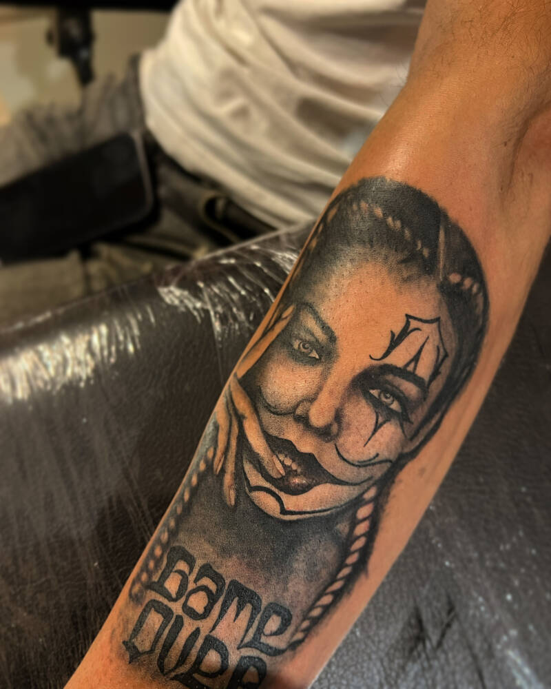 Zwart-wit portret van een vrouw met een masker en de tekst 'GAME OVER'.