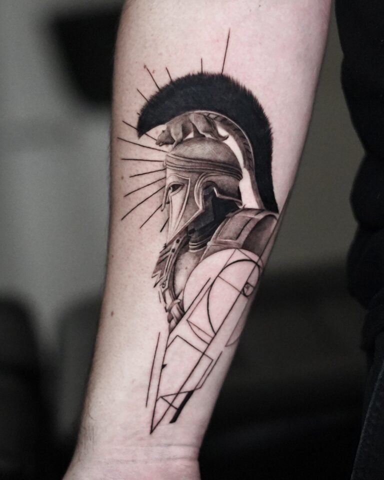 Realistische Spartaanse helm met geometrische vormen op onderarm.