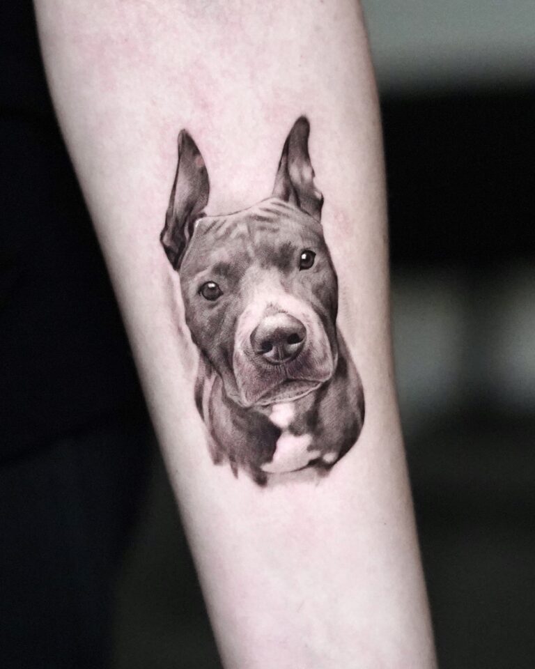 Realistisch portret van een pitbull op de onderarm.