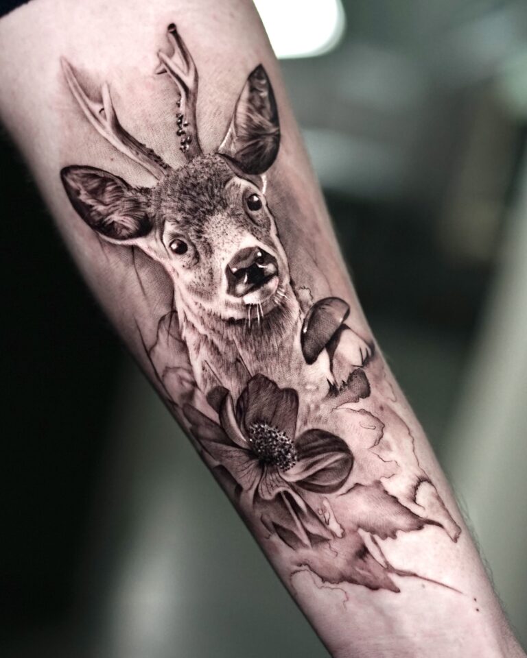 Realistisch hert met bloem en paddenstoel op onderarm.