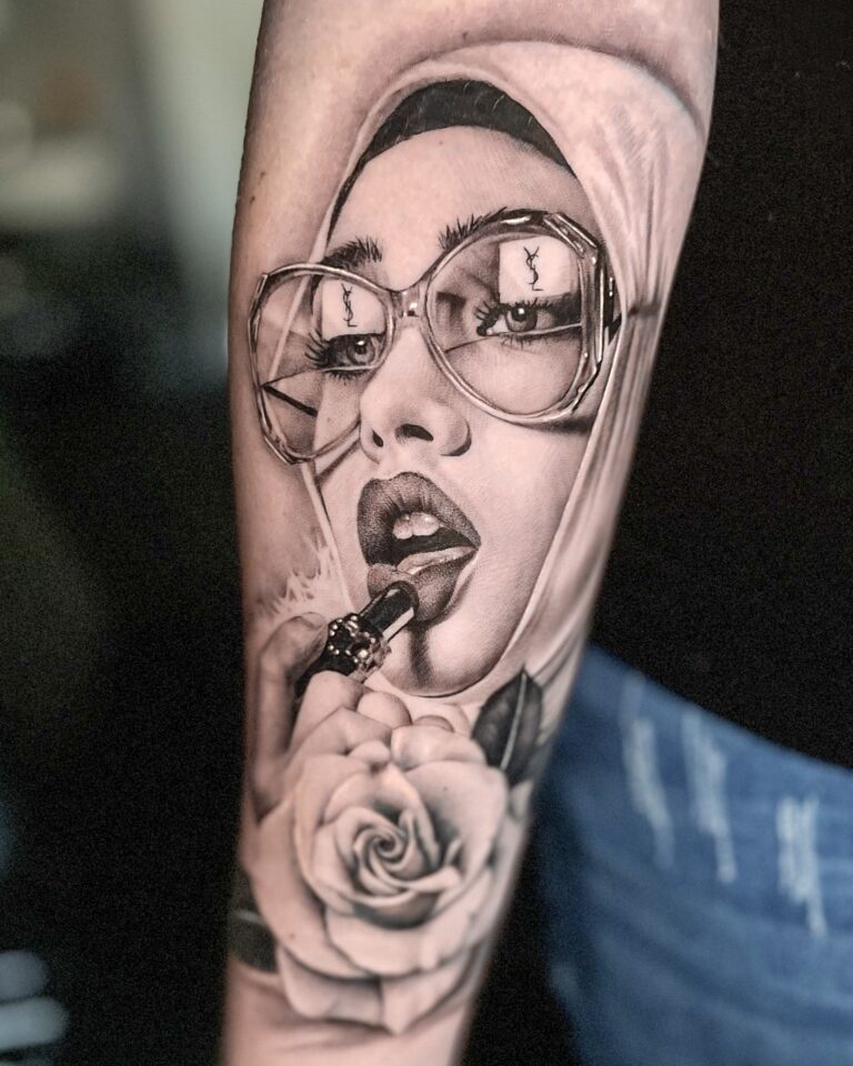 Realistisch portret van vrouw met bril, lippenstift en roos.