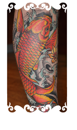 Kleurrijke Japanse koi karper tattoo op onderbeen.